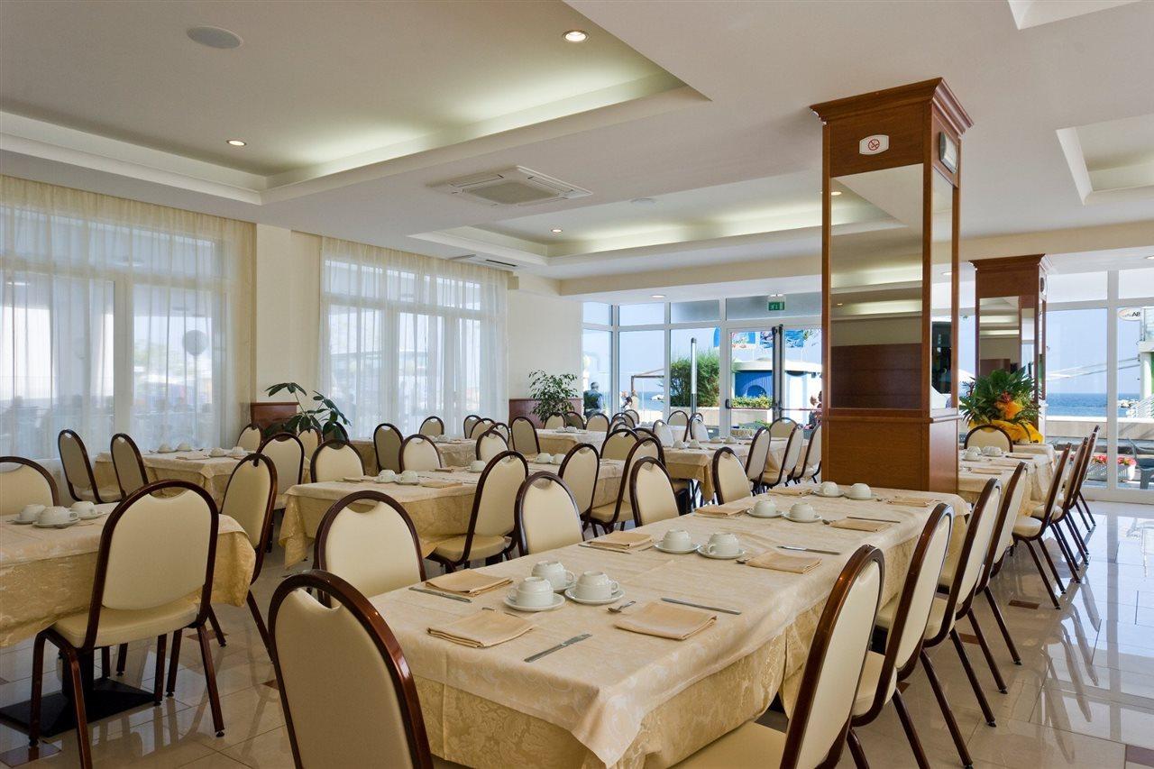 Hotel Ambasciatori Белларія-Іджеа-Марина Екстер'єр фото
